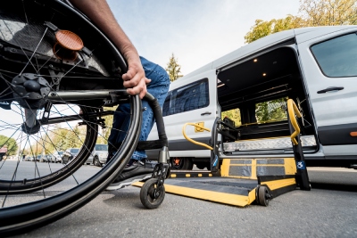 PMR qui monte dans une camionnette adaptée