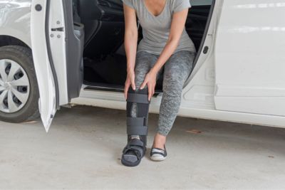 Personne ne pouvant conduire sa voiture à cause d'un pied dans le plâtre.