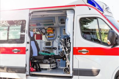 Ambulance servant de transport sanitaire pour certaines personnes à mobilité réduite.